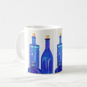 Blauwe glazen flessen koffiemok