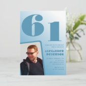 Blauwe gradiënt 61e verjaardag uitnodigingen Manne (Staand voorkant)