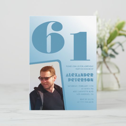 Blauwe gradiënt 61e verjaardag uitnodigingen Manne (Staand voorkant)