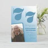 Blauwe gradiënt 77e verjaardag uitnodigingen Manne (Staand voorkant)