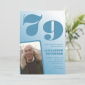 Blauwe gradiënt 79e verjaardag uitnodigingen Manne (Staand voorkant)