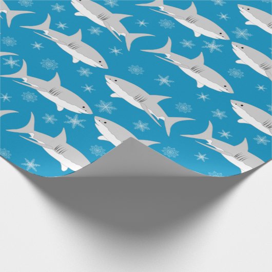 Blauwe haai en sneeuwvlok kerstontwerp cadeaupapier (Hoek)