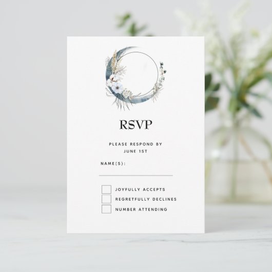 Blauwe halve maan met witte bloemen bruiloft RSVP kaartje (Staand voorkant)