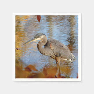Blauwe haron, omhuld met herfst servet