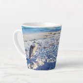 Blauwe haron op de strand latte Mok (Linkerhoek)