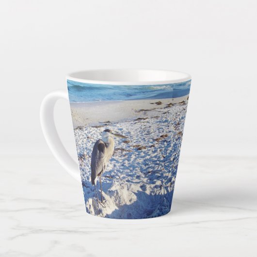 Blauwe haron op de strand latte Mok (Linkerhoek)
