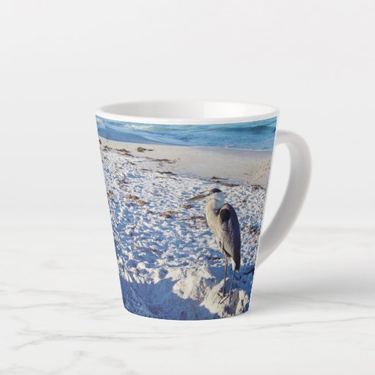 Blauwe haron op de strand latte Mok (Rechterhoek)