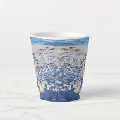 Blauwe haron op de strand latte Mok (Voorkant)