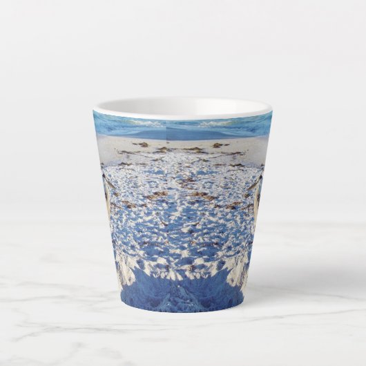 Blauwe haron op de strand latte Mok (Voorkant)
