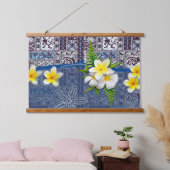 Blauwe Hawaïaanse tapa en plumeria Hangend Wandkleed (Slaapkamer)