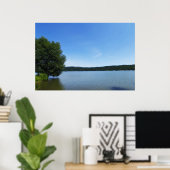 Blauwe hemden boven het Poster van het Otisco-meer (Thuiskantoor)