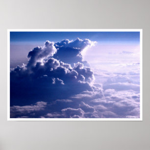 Blauwe hemel die door wolken vliegt poster