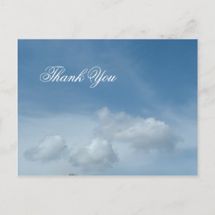 Blauwe hemel en witte wolken briefkaart. briefkaart