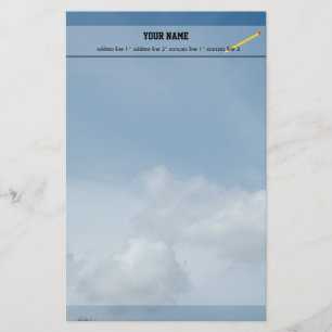 Blauwe hemel en witte wolken. briefpapier