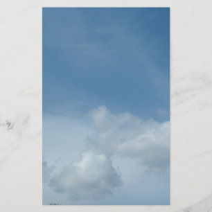 Blauwe hemel en witte wolken. briefpapier