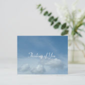 Blauwe hemel en witte wolken die je denken briefkaart (Staand voorkant)