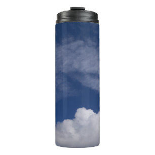 blauwe hemel koele wolken thermosbeker
