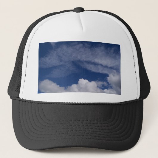 blauwe hemel koele wolken trucker pet (Voorkant)