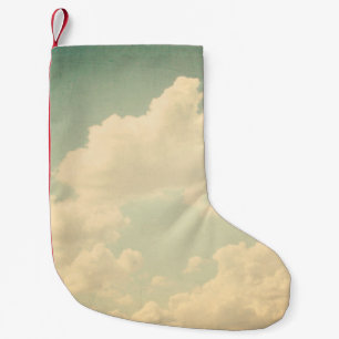 Blauwe hemel met een witte puffige wolkenhemel, , kleine kerstsok