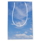 Blauwe hemel met wazige wolken medium cadeauzakje (Voorkant)
