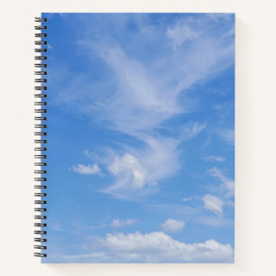 Blauwe hemel met wazige wolken notitieboek