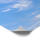 Blauwe hemel met wazige wolken poster (Hoek)