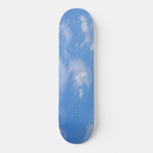 Blauwe hemel met wazige wolken skateboard