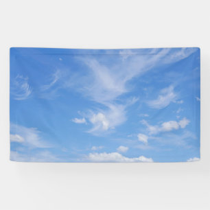 Blauwe hemel met wazige wolken spandoek