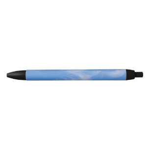 Blauwe hemel met wazige wolken zwarte inkt pen
