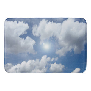 Blauwe hemel, wolken, jouw tekst en ideeën badmat