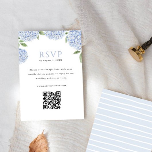 Blauwe Hydrangea Blooms QR Code Beantwoorden Verti RSVP Kaartje