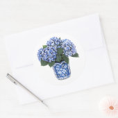 Blauwe hydrangeas in een Floral Ceramic Pot. Ronde Sticker (Envelop)