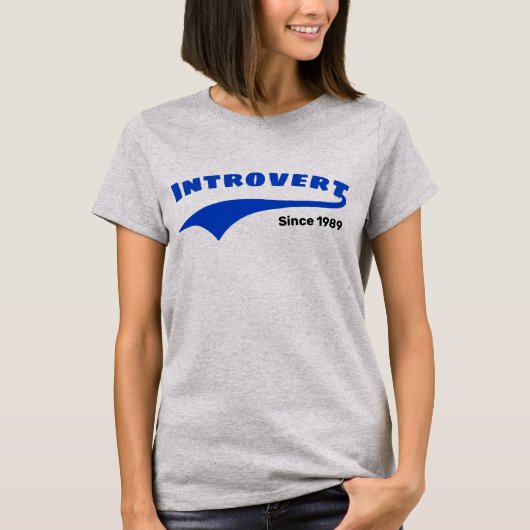 Blauwe Introvert Typografie Swoosh Aangepaste Datu T-shirt (Voorkant)