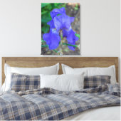 Blauwe iris bloem uitzicht canvas print (Insitu (Slaapkamer))
