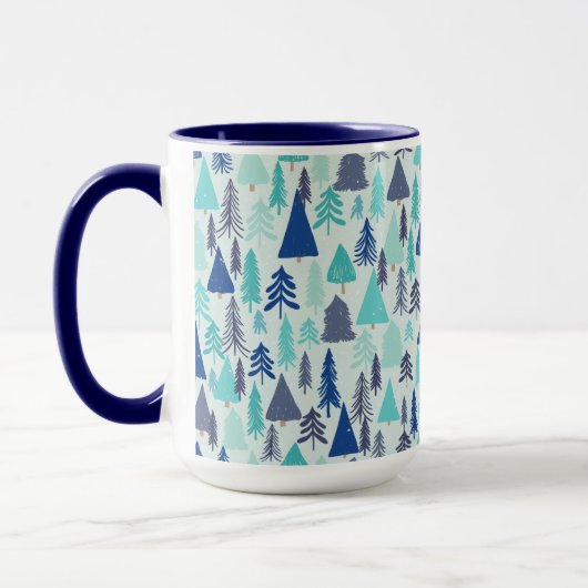 Blauwe kerstbomen in een Evergreen Forest Mok (Links)