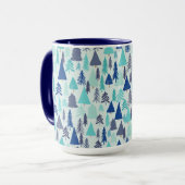 Blauwe kerstbomen in een Evergreen Forest Mok (Voorkant links)
