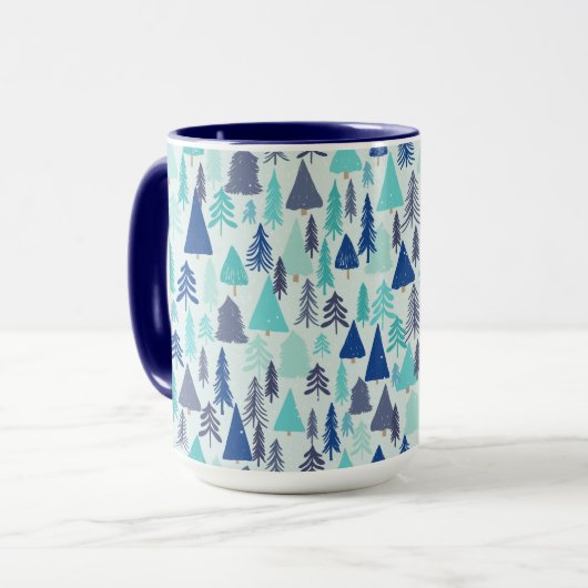 Blauwe kerstbomen in een Evergreen Forest Mok (Voorkant links)