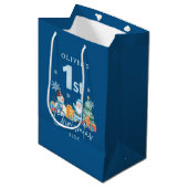 Blauwe Kerstman 1e Kerstmis met Sneeuwman, Boom en Medium Cadeauzakje (Voorkant Gekanteld)