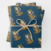 Blauwe kerstman met kerst inpakpapier vel (In situ)