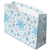  blauwe kerstsnowflakes op winterwit groot cadeauzakje (Achterkant Gekanteld)