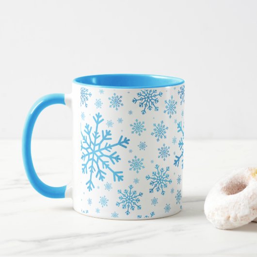  blauwe kerstsnowflakes op winterwit mok (Met donut)
