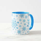  blauwe kerstsnowflakes op winterwit mok (Voorkant rechts)