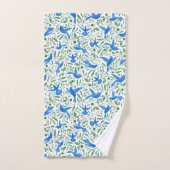 Blauwe kogels en bladeren. bad handdoek (Handdoek)