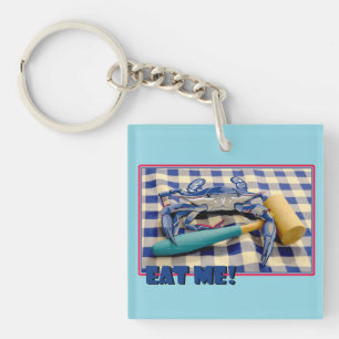 Blauwe Krab met hamer op gingham tafelkleed zeggen Sleutelhanger
