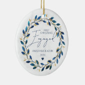 Blauwe krans eerste Kerstmis verloofd Keramisch Ornament (Rechts)