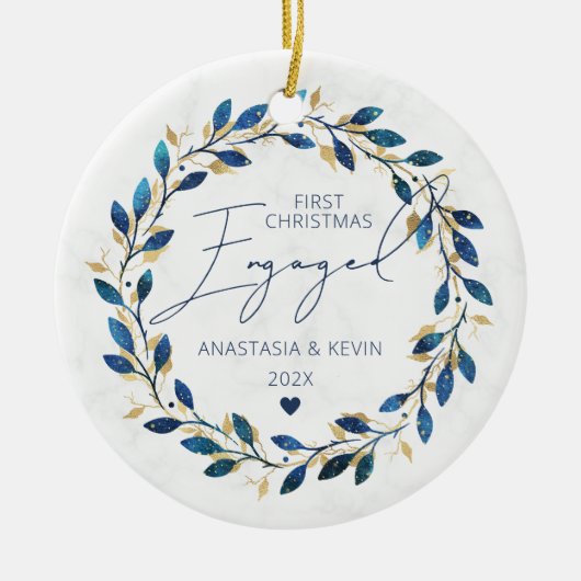 Blauwe krans eerste Kerstmis verloofd Keramisch Ornament (Voorkant)