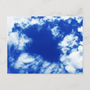Blauwe lentehemel bezaaid met vele bizarre wolken briefkaart