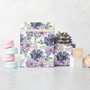 Blauwe, lila bloemen op een witte achtergrond. cadeaupapier