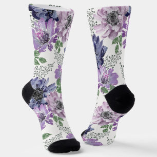 Blauwe, lila bloemen op een witte achtergrond. sokken