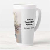 Blauwe Lotus komt uit modderige wateren (Vietnamee Latte Mok (Rechterhoek)